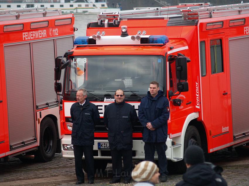 Neue LF`s fuer Koeln Uebergabe in Koeln Deutz an den Wachen  P113.JPG